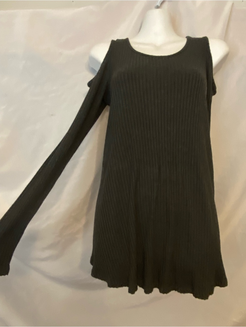 Chris & Carol Ribbed Knit Long Sleeve Open Shoulder Top in Charcoal